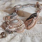 Plastron-Halskette Angelique Marquise des Anges Haute-Couture bestickt mit Edelsteinen und Swarovski-Kristallen